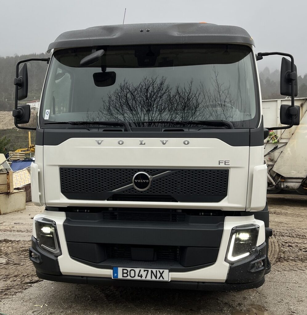 Viatura de recolha de resíduos com sistema de lavagem