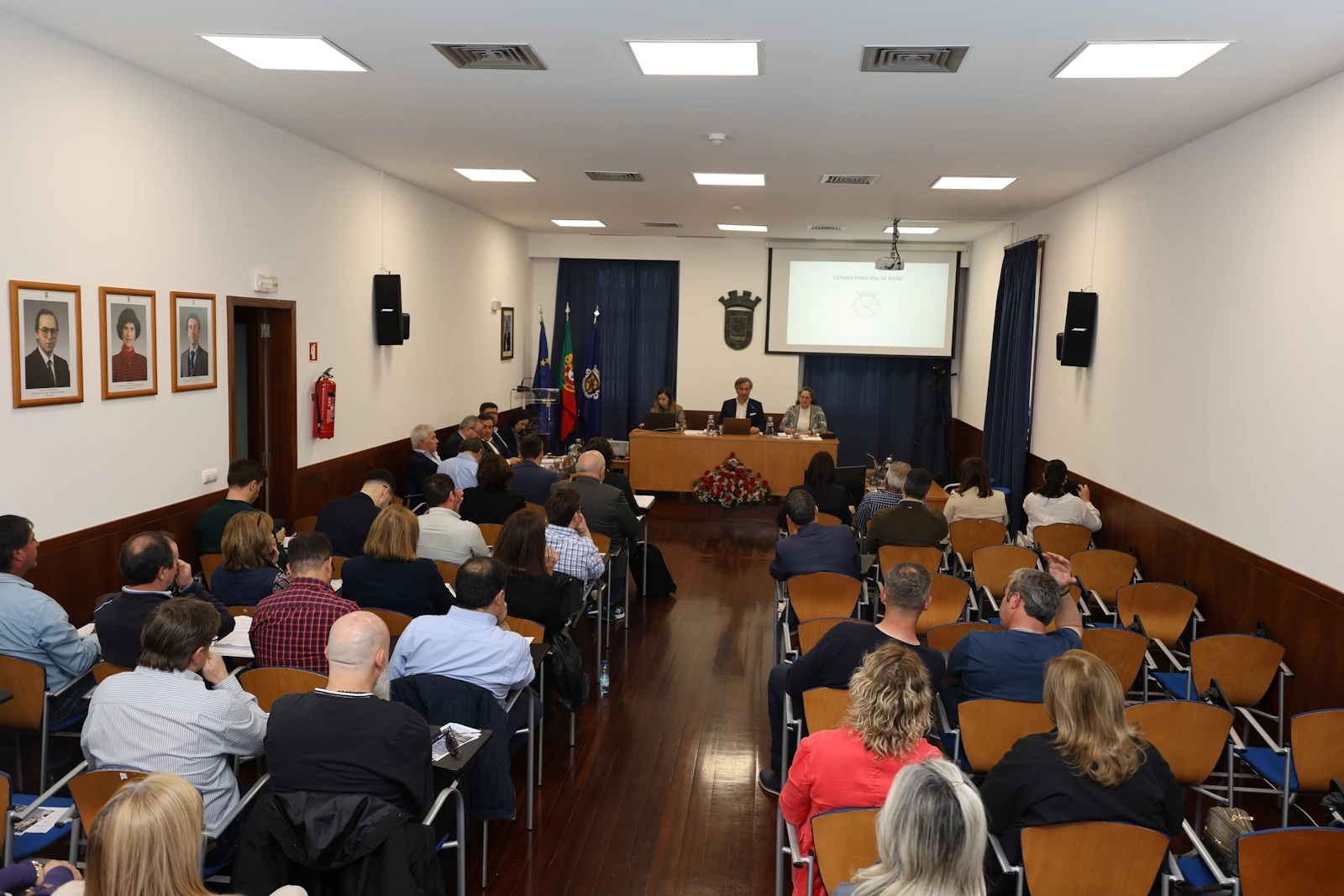 Assembleia Municipal de Baião, reunida no dia 26 de abril em sessão ordinária, no Salão Nobre dos Paços do Concelho