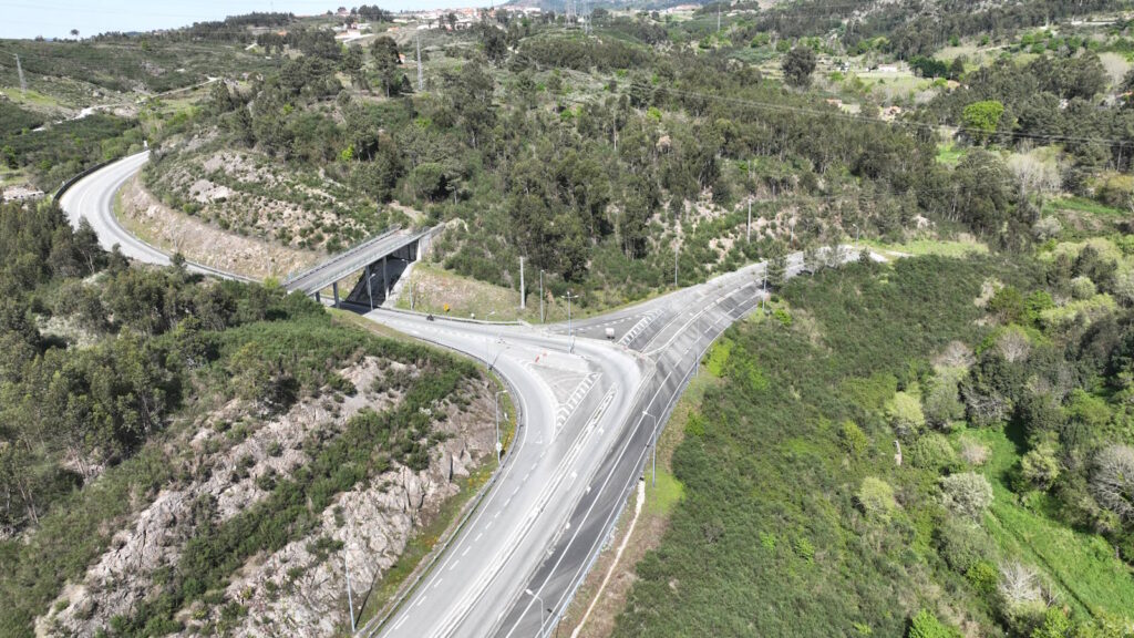 Construção da Variante à Estrada Nacional (EN) 211 entre Quintã e Mesquinhata.