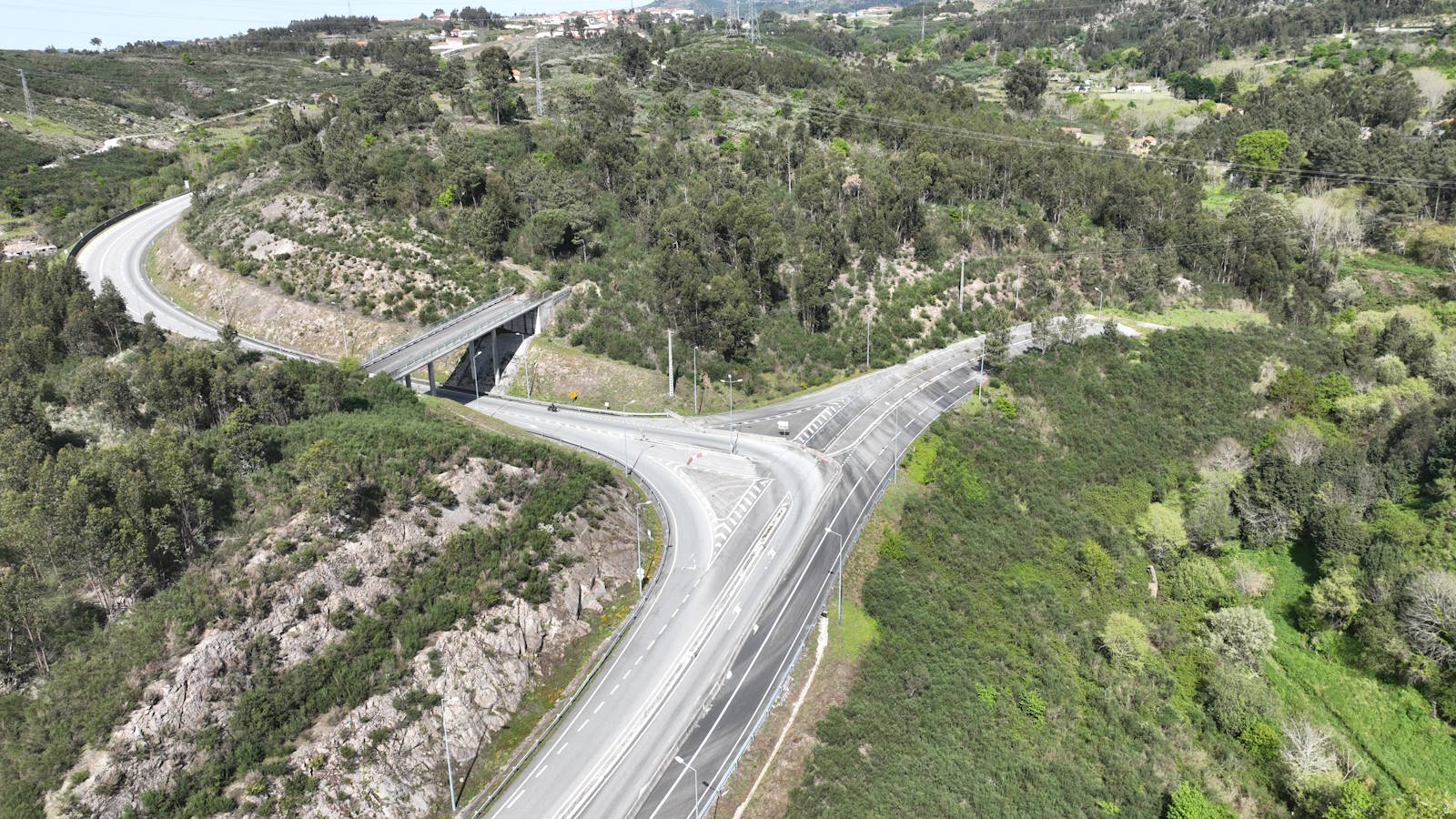 Construção da Variante à Estrada Nacional (EN) 211 entre Quintã e Mesquinhata.