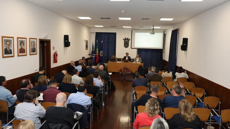 Assembleia Municipal de Baião, reunida no dia 26 de abril em sessão ordinária, no Salão Nobre dos Paços do Concelho