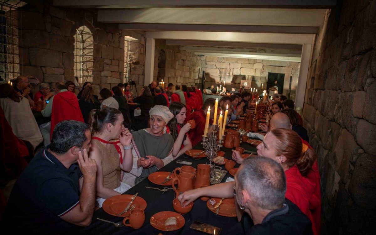 Ceia Conventual - À Mesa dos Monges entre o Fogo Ritual e os Ecos do Tempo (destaque)
